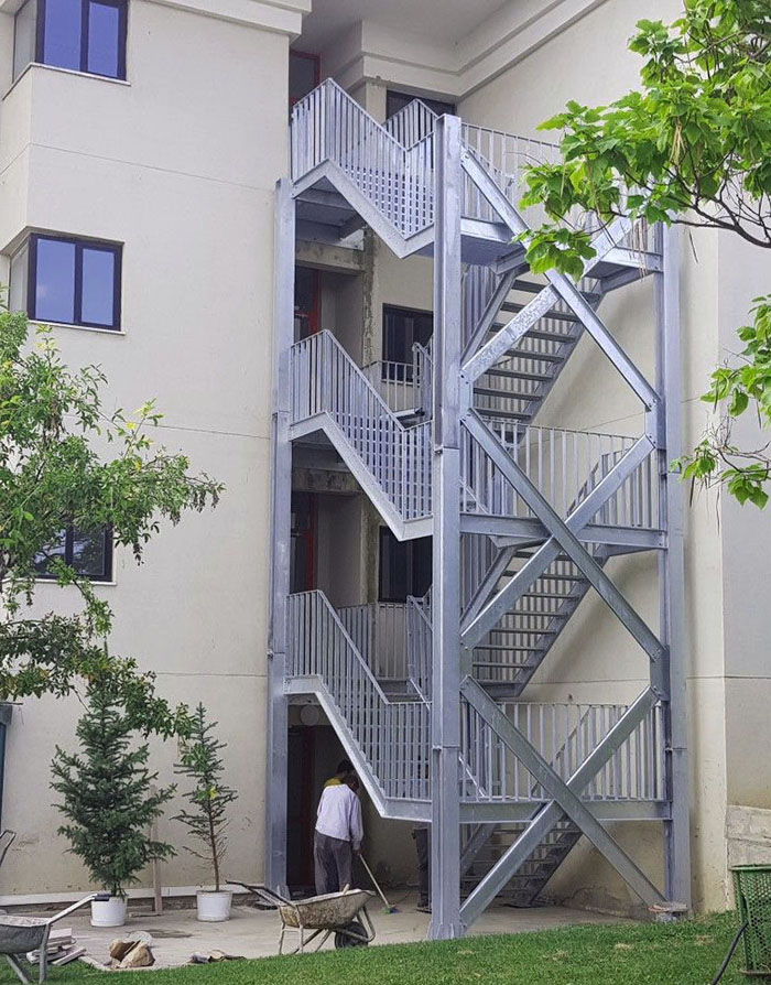 Lắp đặt thang thoát hiểm ngoài trời PCCC